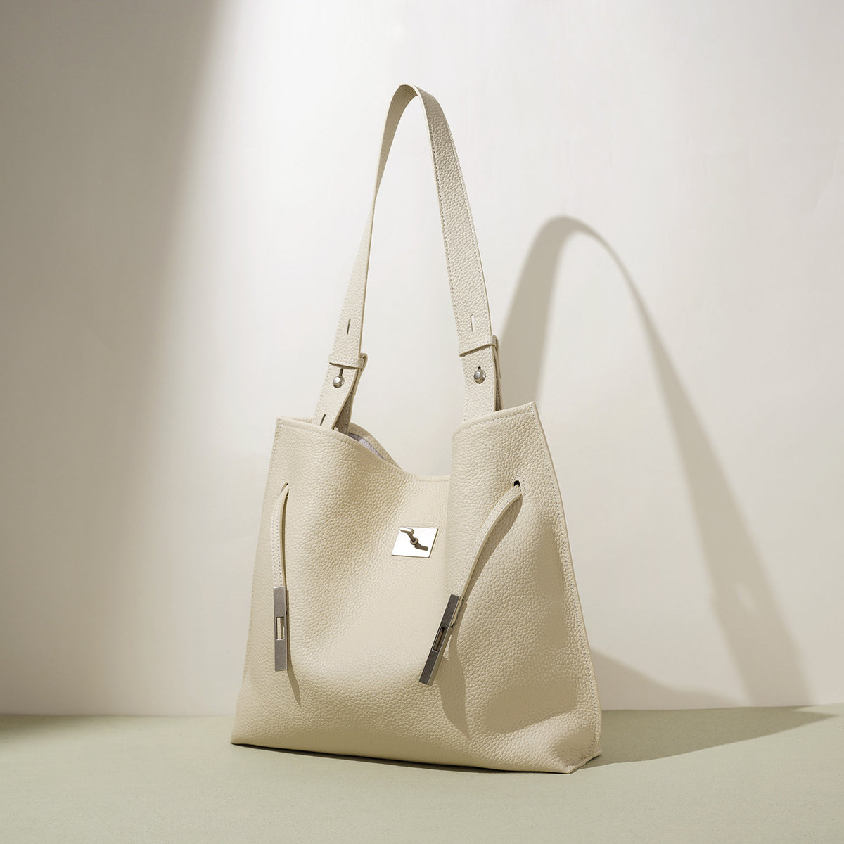Sac seau élégant en cuir porté épaule - vue 7