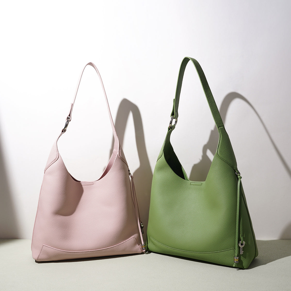 Sac seau minimaliste en cuir porté épaule - vue 5