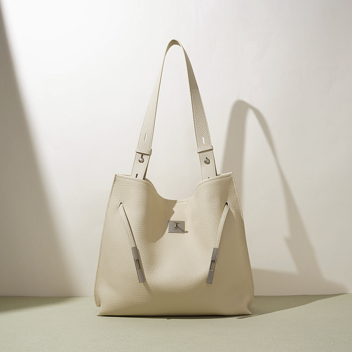 Sac seau élégant en cuir porté épaule