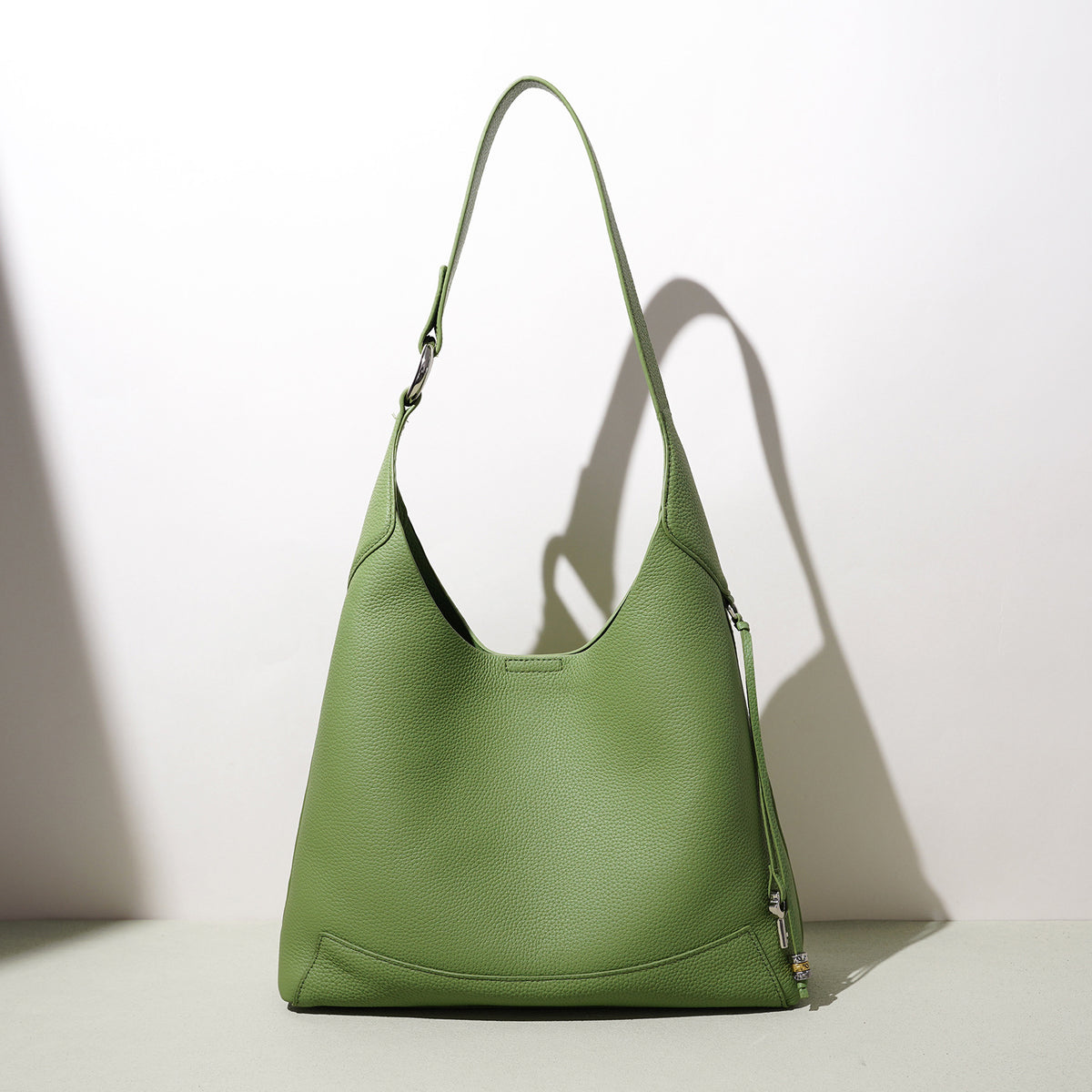 Sac seau minimaliste en cuir porté épaule