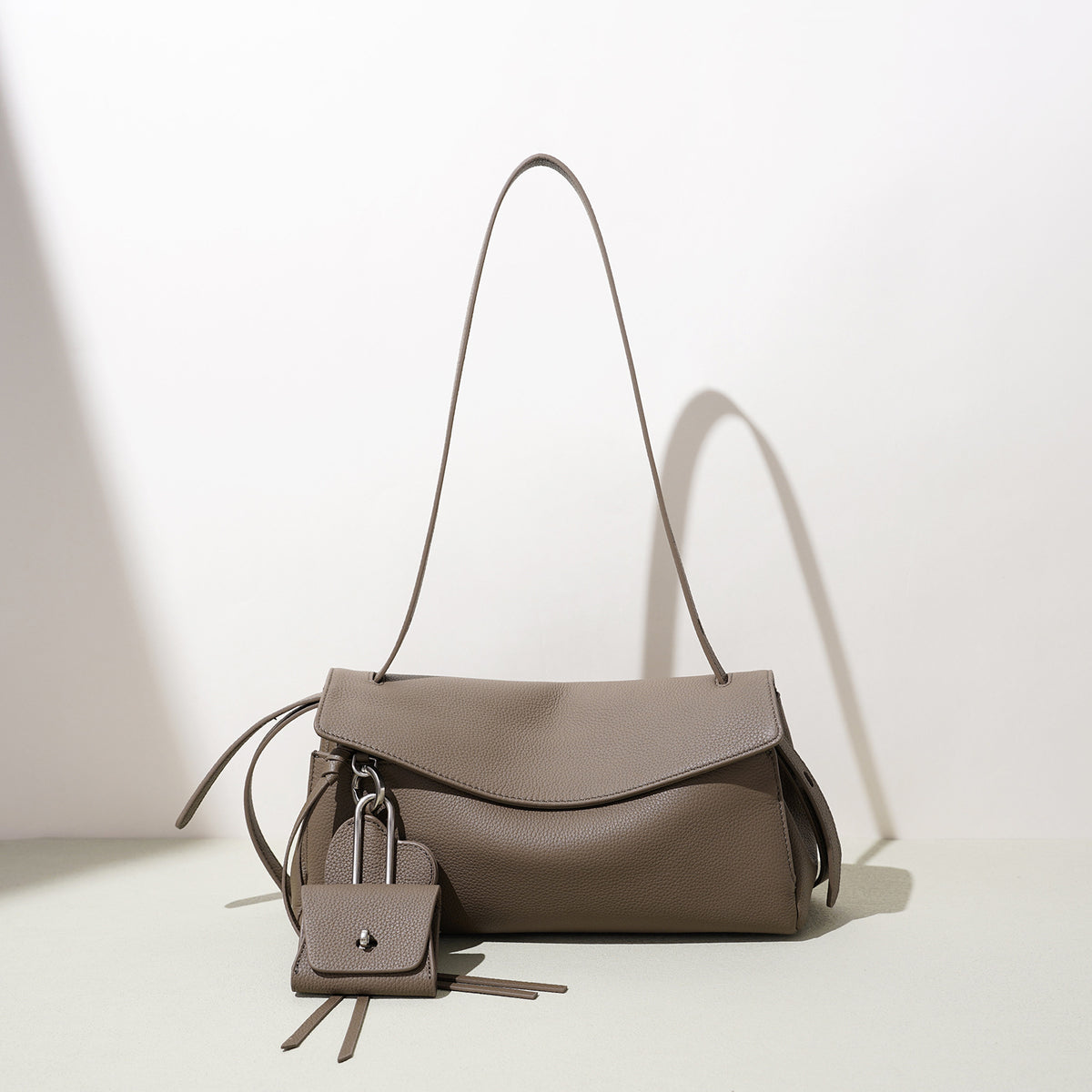 Sac bandoulière Luxe discret en cuir