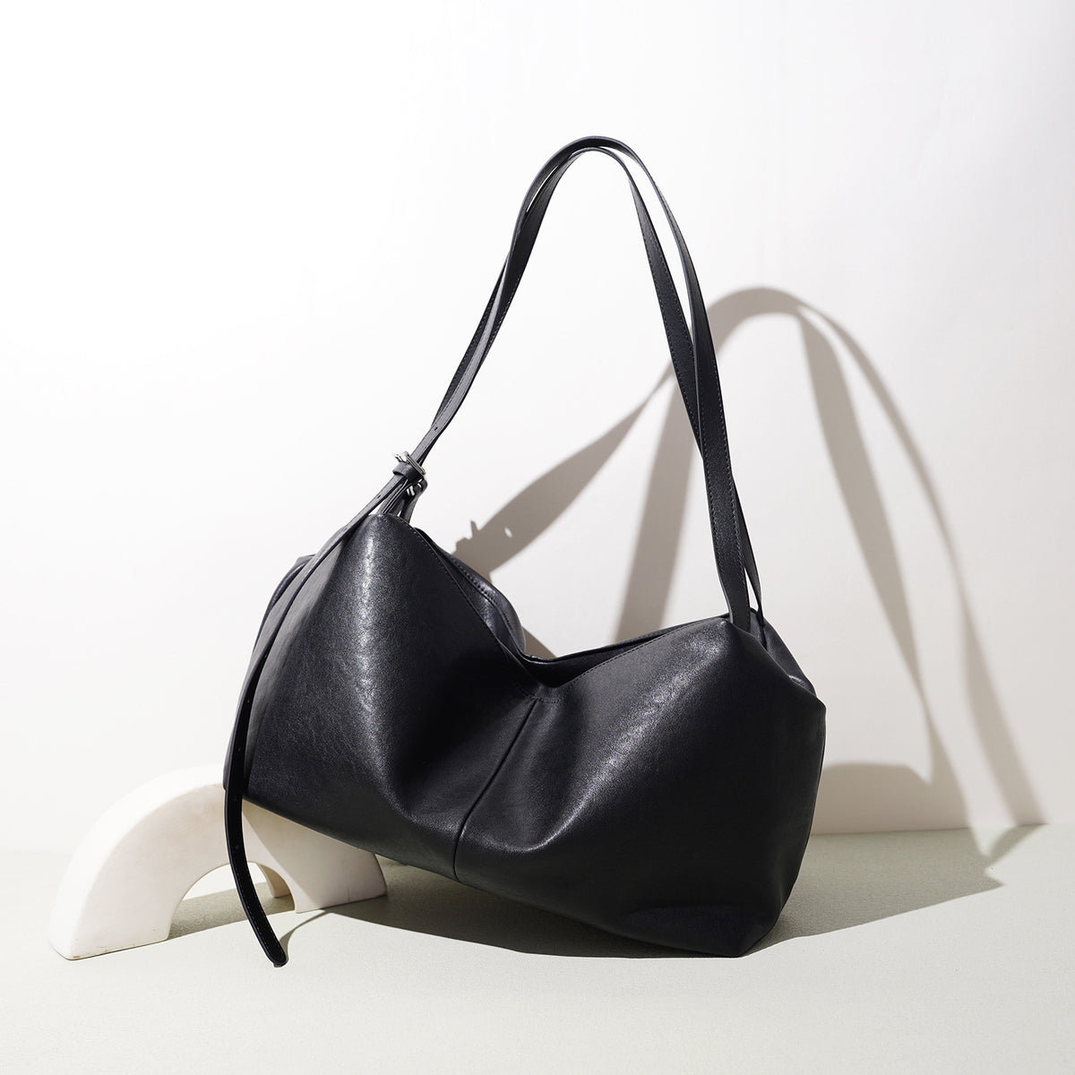 Sac à main oreiller noir en croûte de cuir - vue 2