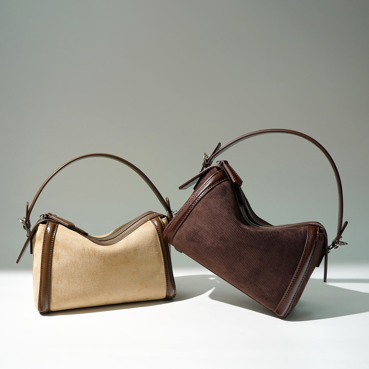Sac oreiller texturé en croûte de cuir - vue 3